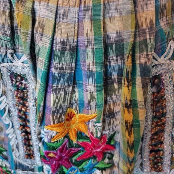 Ladies Designer Apron with Embroidered Detail: Scallop Edging: Zip Pockets. - Picture 2 of 16